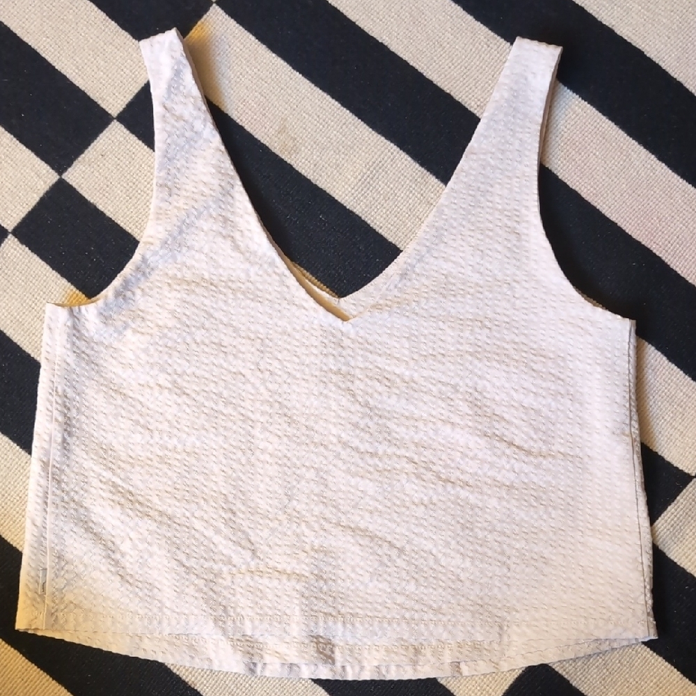Vuori White Textured V-Neck Cropped Tank